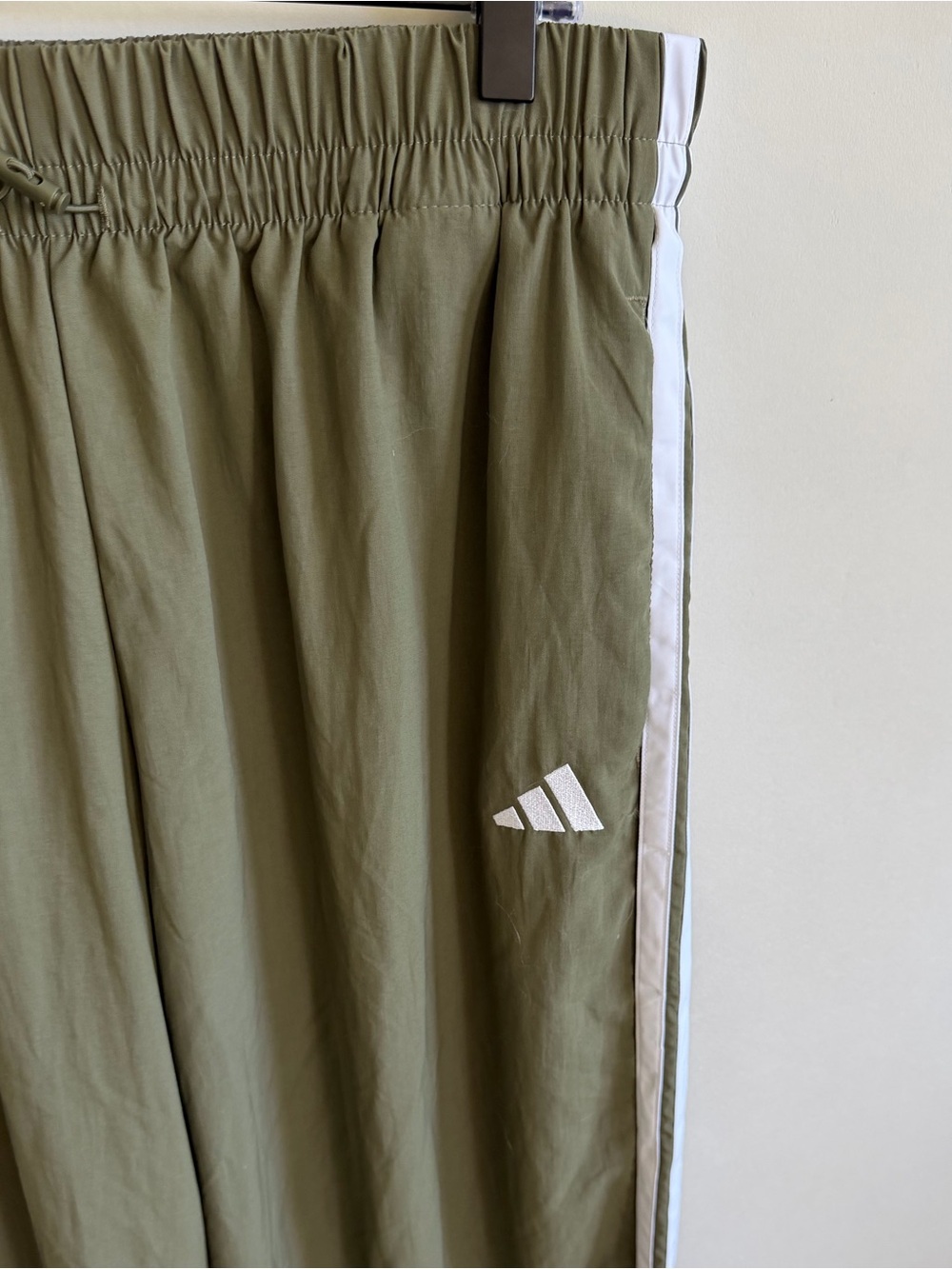 ADIDAS Essentials 3-Stripes Lifestyle Woven Parachute Pants Olive Strata - Picture 10 of 12